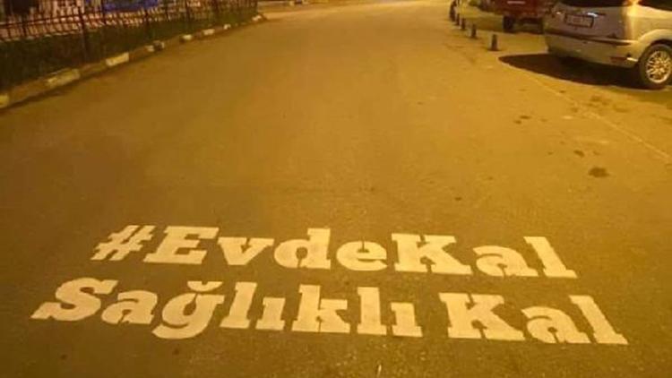 Cadde ve sokaklara Evde kal, sağlıklı kal yazdılar