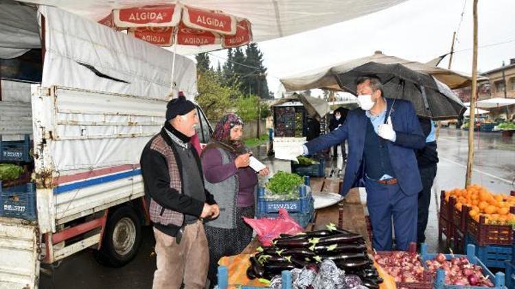 Türkoğlunda pazar esnafına maske ve eldiven dağıtıldı