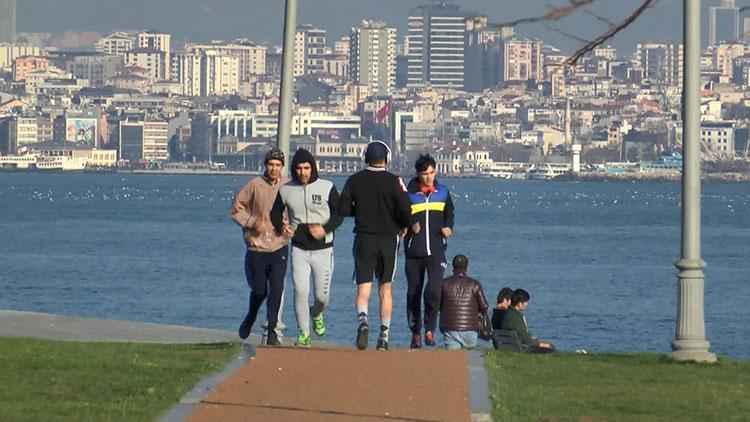 Güneş yüzünü gösterince sahile akın ettiler, zabıta ekipleri uzaklaştırdı