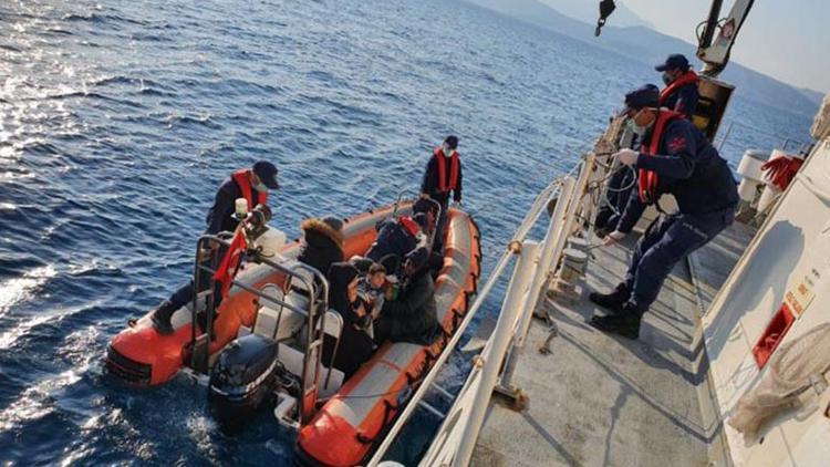 Yunan askerinin denize bıraktığı göçmenleri Türk Sahil Güvenliği kurtardı
