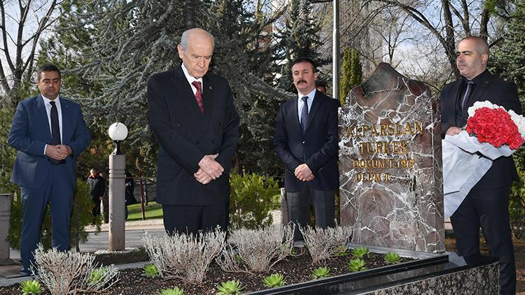 MHP lideri Bahçeli, Türkeşin mezarını ziyaret etti