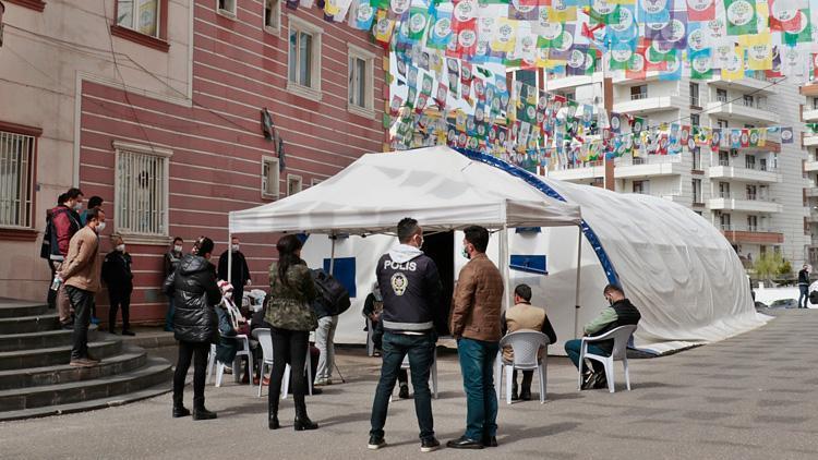 Terör örgütü PKK’dan Diyarbakır Annelerine karşı aile köleliğin sembolü propagandası