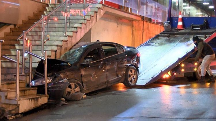 Avcılarda otomobil AVMnin merdivenleri altına girdi, 2si ağır 3 yaralı