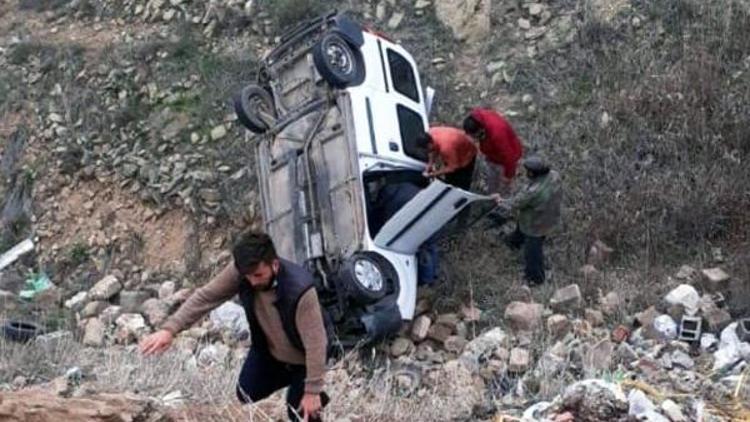 Sarıoğlanda hafif ticari araç şarampole yuvarlandı: 1 yaralı