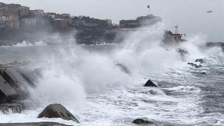 Zonguldakta rüzgar nedeniyle dalgalar mendireği aştı