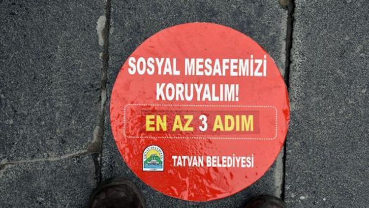 Tatvan’da sosyal mesafeyi korumak için zemin çıkartmaları yapıştırıldı