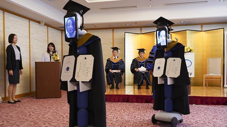 Japon öğrenciler corona virüs sebebiyle robotlar aracılığıyla mezun oldu