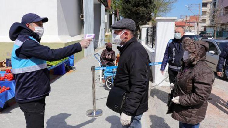 Pazara gelenlerin ateşi ölçüldü, maskesi olmayan alınmadı