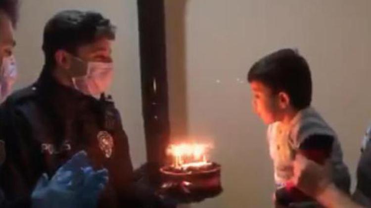 Minik Rıdvanın doğum günü pastasını polisler getirdi