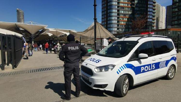 Kadıköyde maskesiz vatandaşlar semt pazarına alınmadı