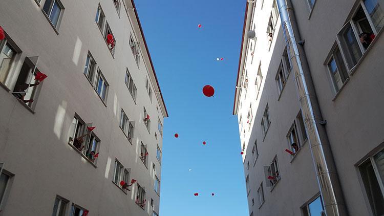 Yurtta kalanlar Memleketim şarkısı eşliğinde gökyüzüne balon bıraktılar