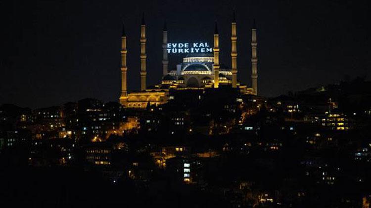 İstanbulda Beraat Kandilinde mahya aracılığıyla Evde kal mesajı