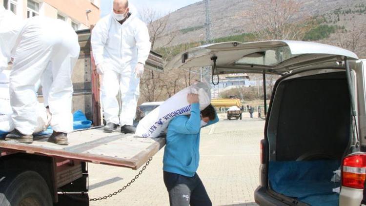 O bir öğretmen... Yardım seferberliğinde un çuvalı taşıdılar