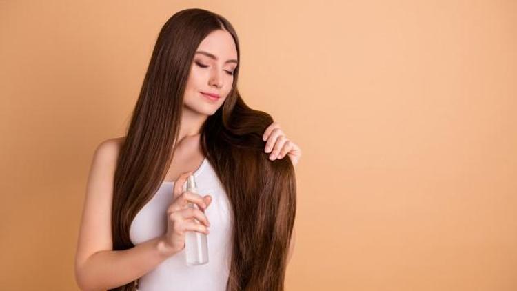 Evde yapabileceğiniz besleyici saç spreyi tarifi