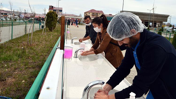 Hastane önünde el yıkama alanları oluşturuldu