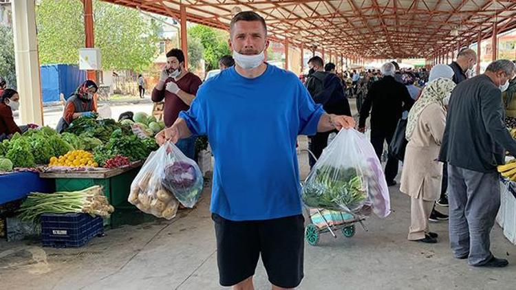 Lukas Podolski, corona virüste pazara gidip paylaşımda bulundu