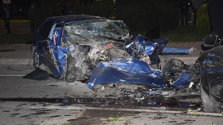İzmirde iki otomobil çarpıştı: 1 ölü, 2 yaralı