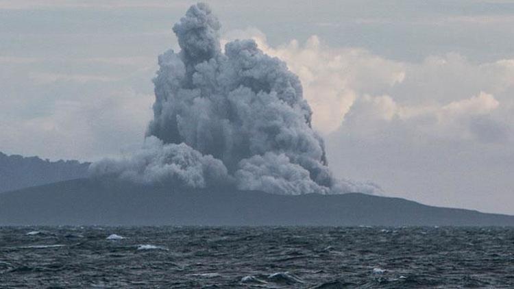 Endonezyada Anak Krakatau Yanardağı patladı