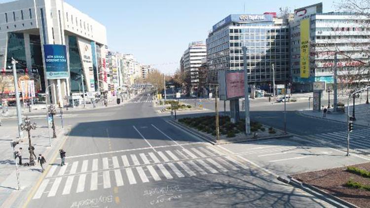 Başkentte meydanlar, caddeler boş kaldı