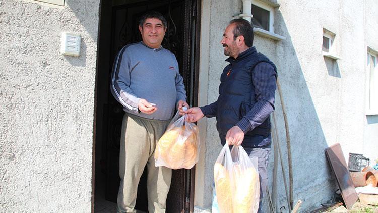 Balıkesirin kırsal mahallelerinde ekmekleri muhtarlar dağıttı