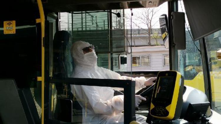Metrobüs şoförleri Corona Virüse karşı koruyucu tulum giydi