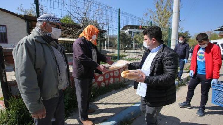 Bucada sokağa çıkma yasağında kırsal mahallerde yaşayanlara ekmek dağıtıldı