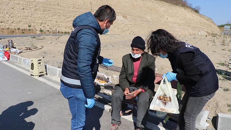 Yiyecek bulmak için 2 saat yürüdü, polis ve jandarma yardım etti