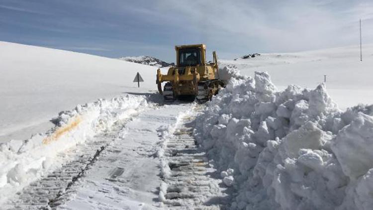 En tehlikeli yolda ekiplerin zorlu kar mücadelesi
