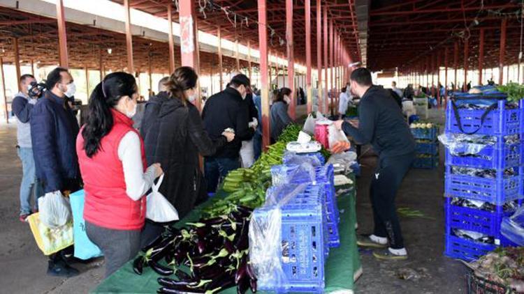 İzmirliler, yasağın ardından market ve pazar yerlerine koştu