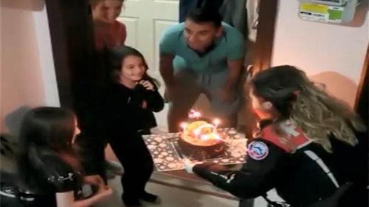 Polisten evde kalan kız çocuğuna doğum günü sürprizi