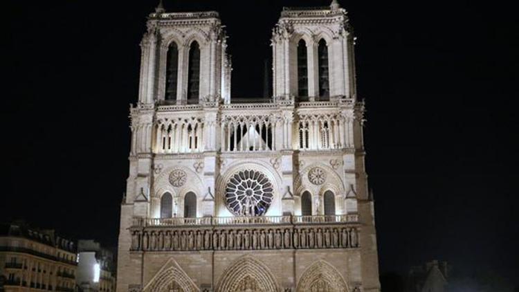 Fransanın sembolü Notre Dame yangının ardından onarılmayı bekliyor