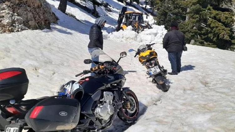 Aksekide motosikletleri kara saplanan 4 kişi kurtarıldı