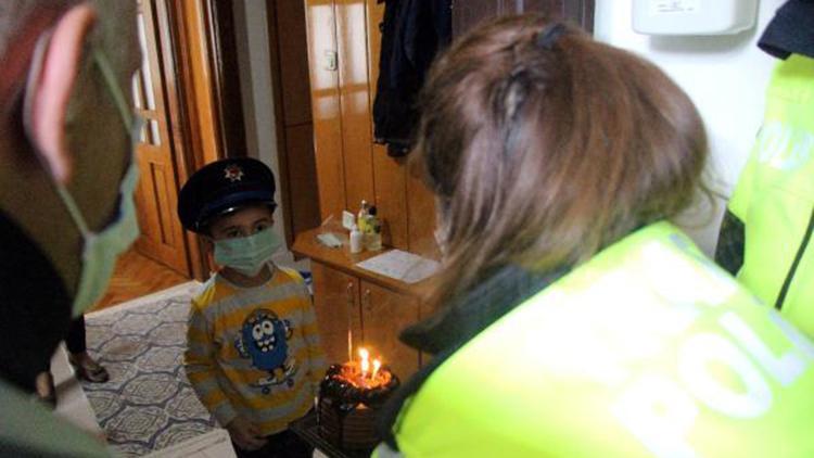 6 yaşındaki Hakana polislerden doğum günü sürprizi
