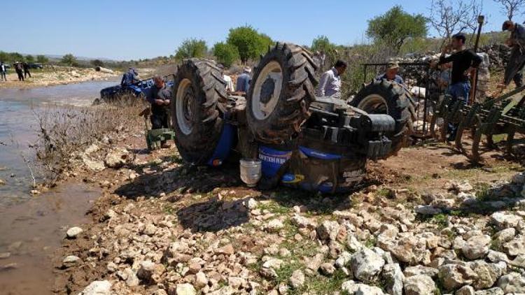 Besni’de devrilen traktörün sürücüsü yaralandı