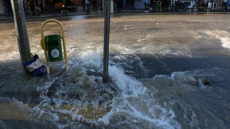 Adıyamanda su borusu patladı, cadde göle döndü