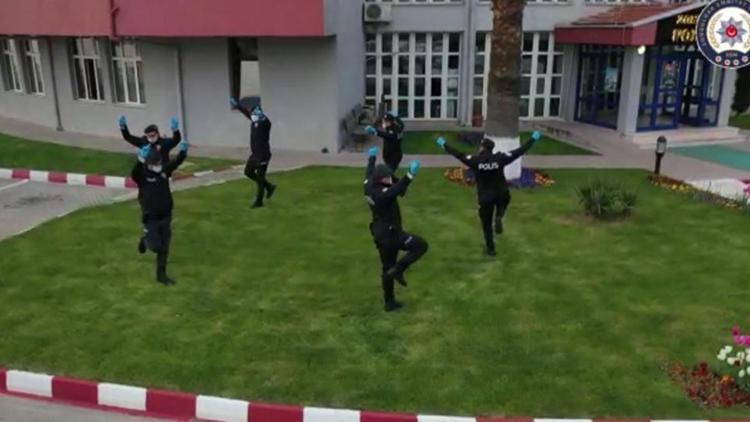 Zonguldakta polis ekipleri, zeybek oynayarak sosyal mesafe kuralına dikkati çekti