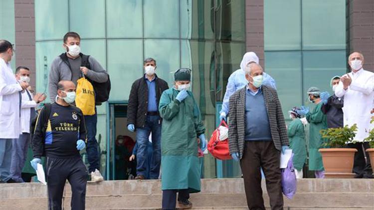 Diyarbakır’da koronavirüsü yenen 12 kişi, alkışlarla taburcu edildi