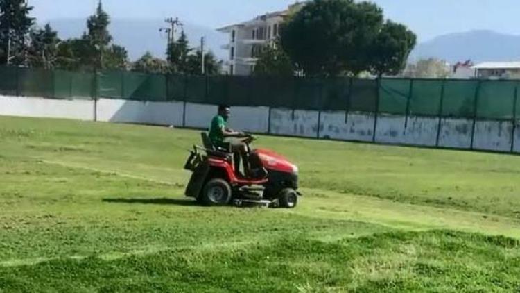 Onazi boş durmuyor Tesisin çimlerini biçti