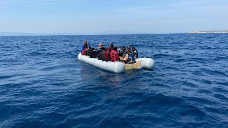 Yunan sahil güvenliğinin ölüme tek ettiği göçmenler kurtarıldı