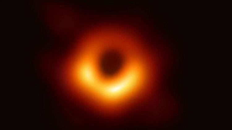 Einsteinın genel görelilik teorisi kara delik yakınında doğrulandı