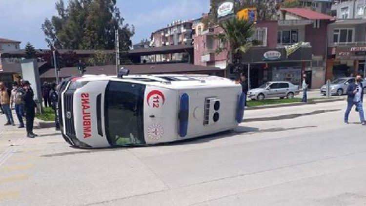 Hatayda ambulans devrildi: 3 yaralı