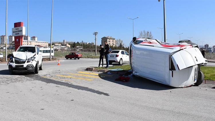 Otomobille çarpışan minibüs devrildi: 1 yaralı