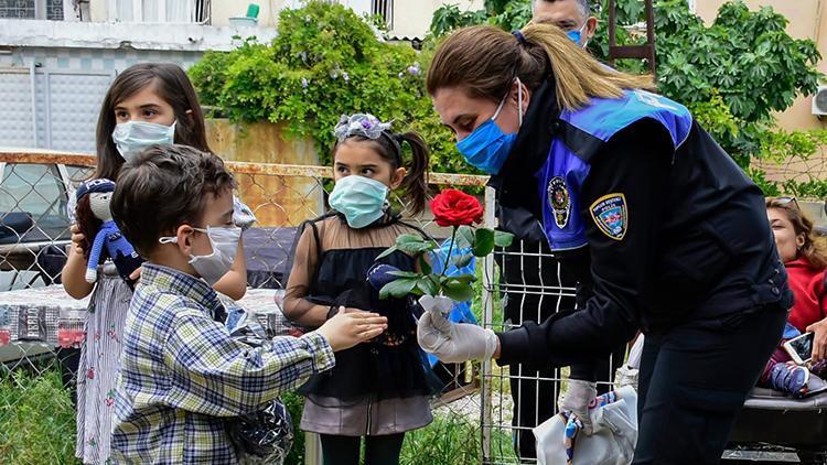 Emniyet Müdüründen evde sıkılan çocuklara oyuncak jesti