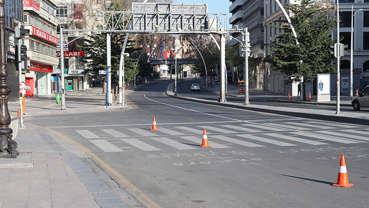 Ankarada cadde ve sokaklar boş kaldı