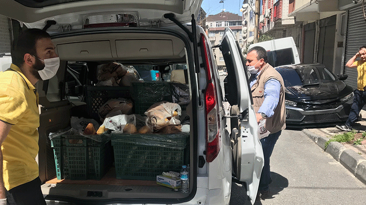 İstanbulda gazete ve ekmek araçları sokak sokak geziyor