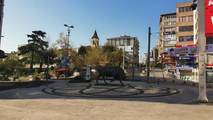 Yasağın ikinci gününde Kadıköy sokakları boş kaldı