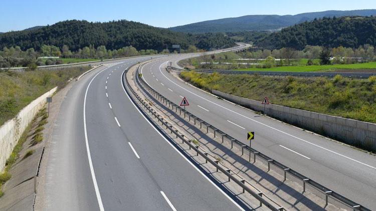 Günlük 18 bin aracın geçtiği kara yolu sessizliğe büründü