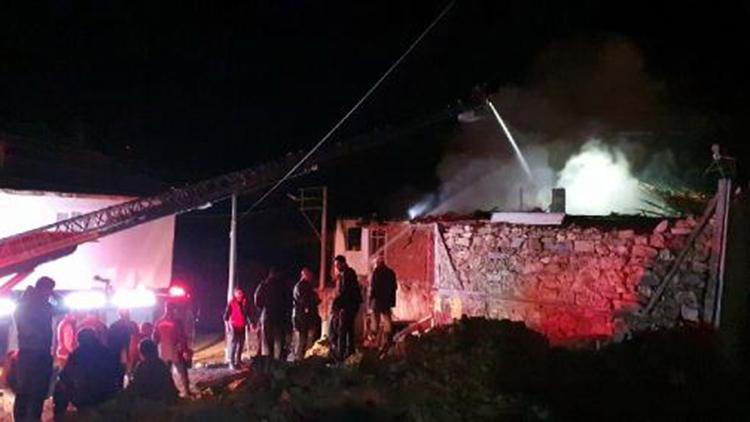 Uşakta 2 kardeşin bitişik evleri yandı