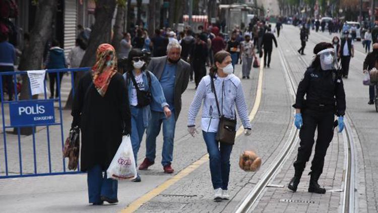 Eskişehir’de yasak sonrası pazarlar ve sokaklar doldu