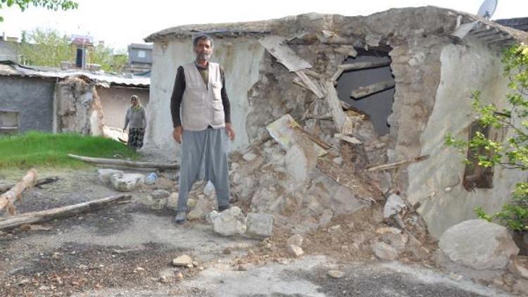 Besni’de tek katlı evin duvarı çöktü